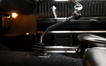 Ford-Mustang-1965-Vintage-Burgundy-Black-Deluxe-35