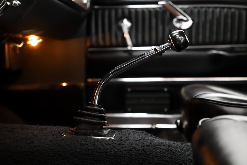 Ford-Mustang-1965-Vintage-Burgundy-Black-Deluxe-35