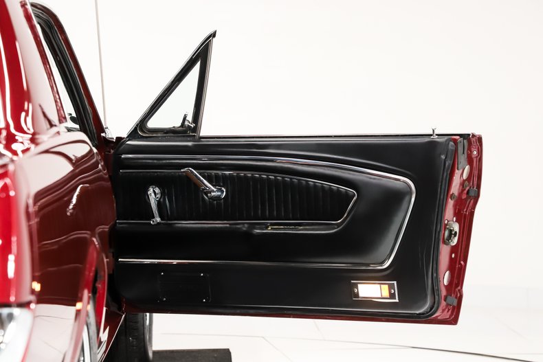Ford-Mustang-1965-Vintage-Burgundy-Black-Deluxe-40