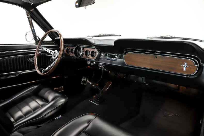 Ford-Mustang-1965-Vintage-Burgundy-Black-Deluxe-41