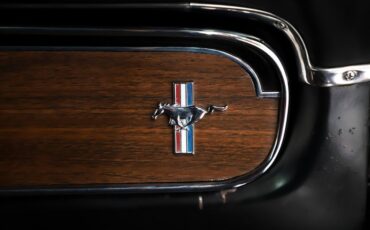 Ford-Mustang-1965-Vintage-Burgundy-Black-Deluxe-42