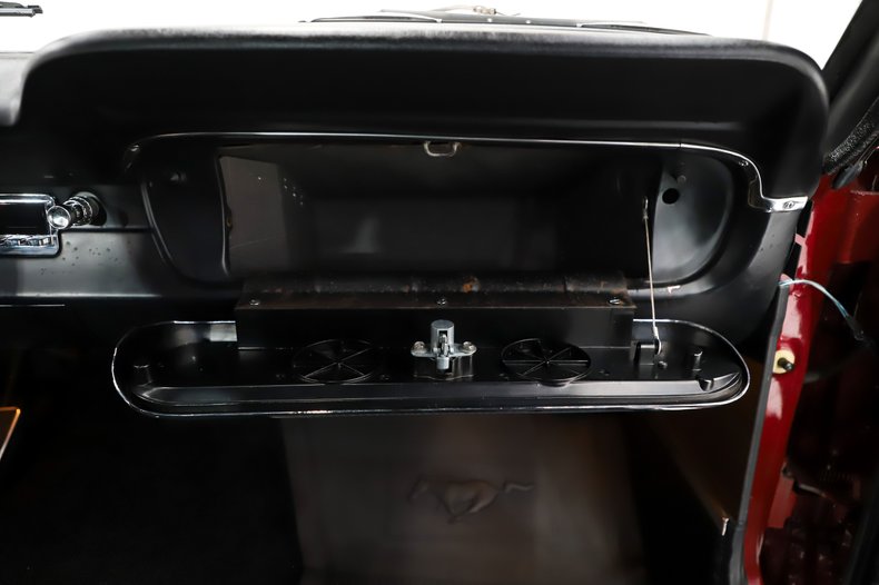 Ford-Mustang-1965-Vintage-Burgundy-Black-Deluxe-43