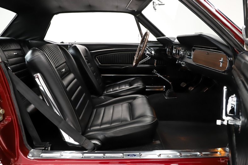 Ford-Mustang-1965-Vintage-Burgundy-Black-Deluxe-48