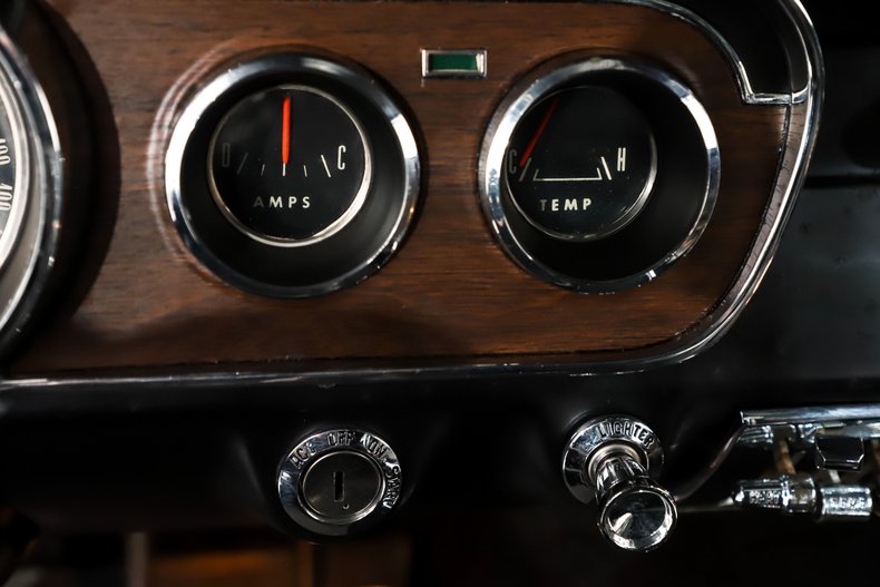 Ford-Mustang-1965-Vintage-Burgundy-Black-Deluxe-5