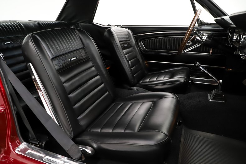 Ford-Mustang-1965-Vintage-Burgundy-Black-Deluxe-8