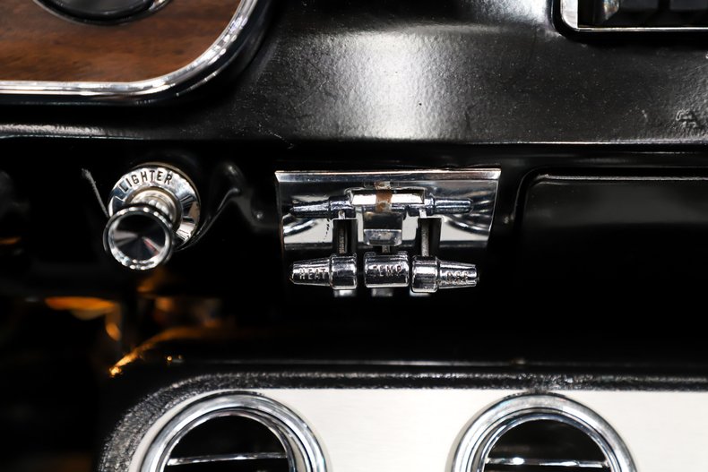 Ford-Mustang-1966-Signal-Flare-Red-Black-Pony-Deluxe-25