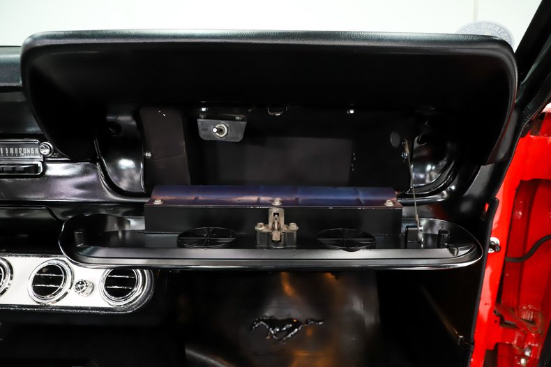 Ford-Mustang-1966-Signal-Flare-Red-Black-Pony-Deluxe-42