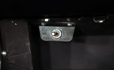 Ford-Mustang-1966-Signal-Flare-Red-Black-Pony-Deluxe-43