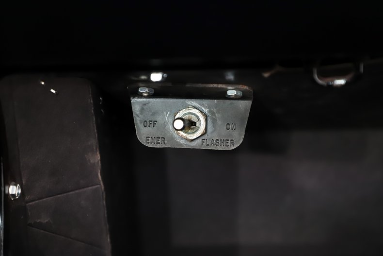 Ford-Mustang-1966-Signal-Flare-Red-Black-Pony-Deluxe-43