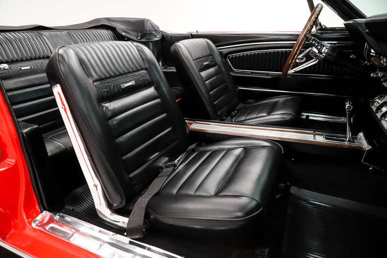 Ford-Mustang-1966-Signal-Flare-Red-Black-Pony-Deluxe-45