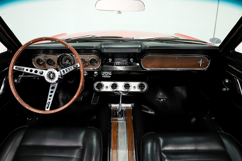 Ford-Mustang-1966-Signal-Flare-Red-Black-Pony-Deluxe-5