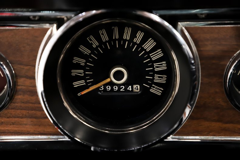 Ford-Mustang-1966-Signal-Flare-Red-Black-Pony-Deluxe-6