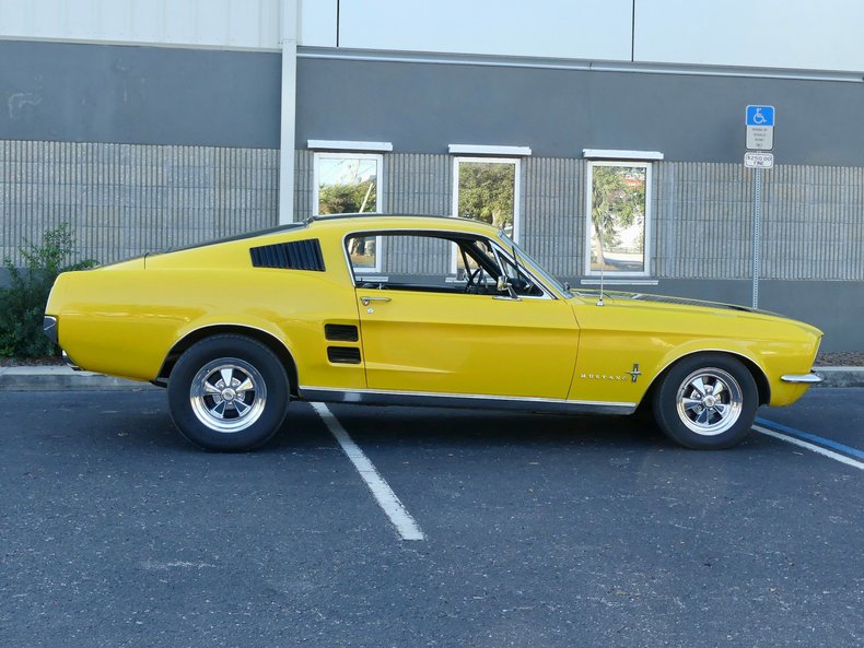 Ford-Mustang-1967-Yellow-Black-2
