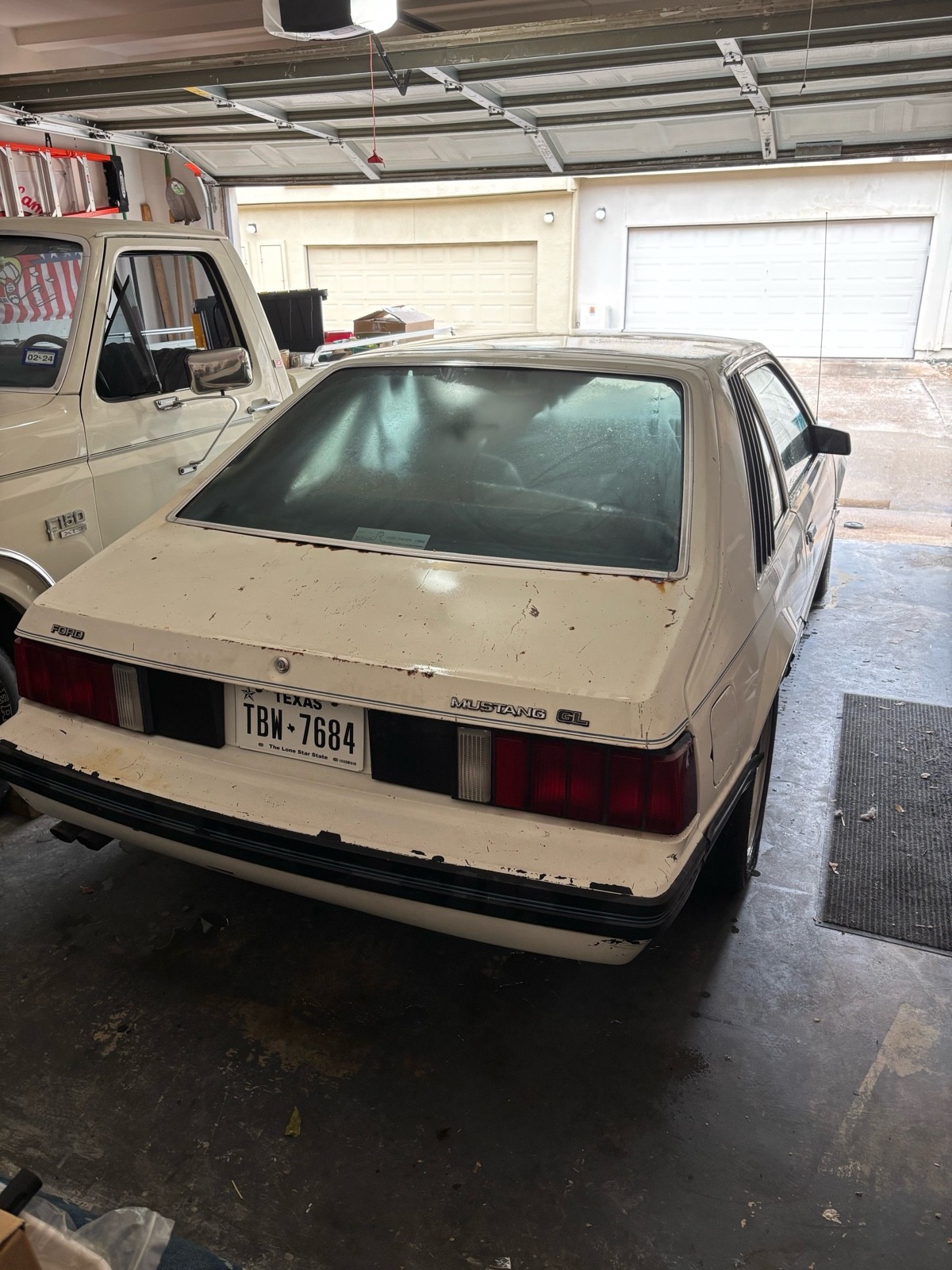 Ford-Mustang-1982-Hatchback-2