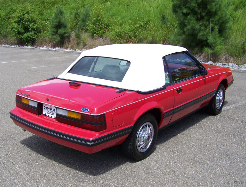 Ford-Mustang-1983-Convertible-3