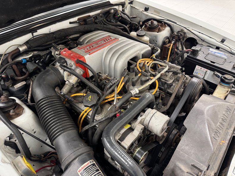 Ford-Mustang-1987-Oxford-White-Scarlet-Red-1