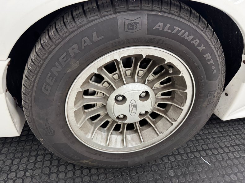 Ford-Mustang-1987-Oxford-White-Scarlet-Red-13