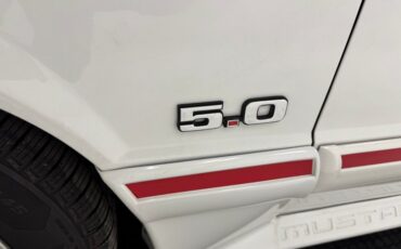 Ford-Mustang-1987-Oxford-White-Scarlet-Red-14