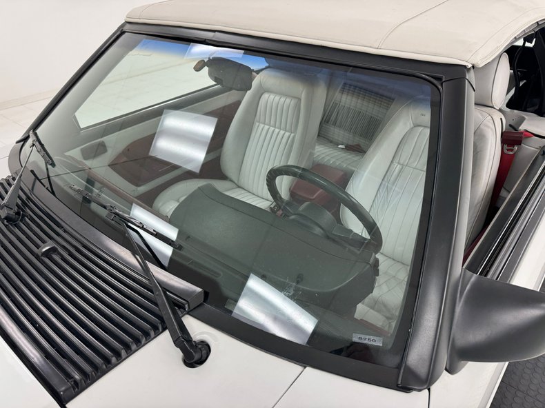 Ford-Mustang-1987-Oxford-White-Scarlet-Red-15