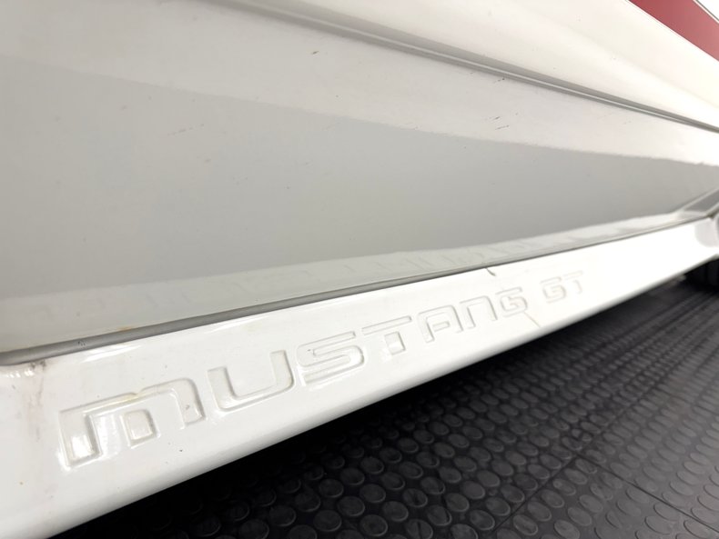 Ford-Mustang-1987-Oxford-White-Scarlet-Red-18