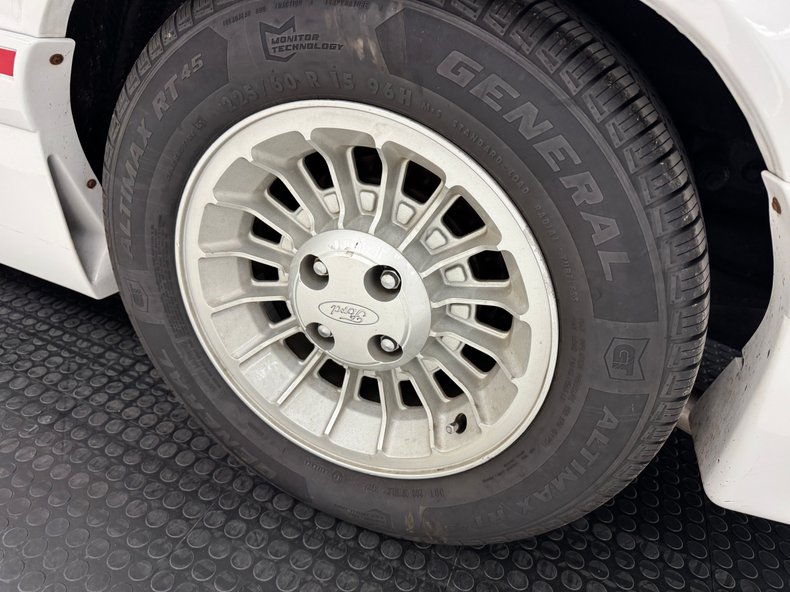 Ford-Mustang-1987-Oxford-White-Scarlet-Red-20