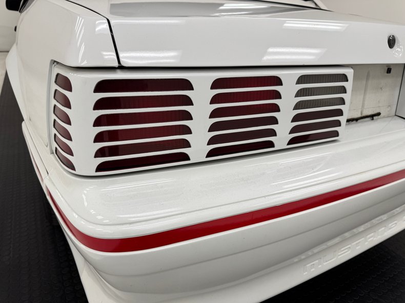 Ford-Mustang-1987-Oxford-White-Scarlet-Red-21