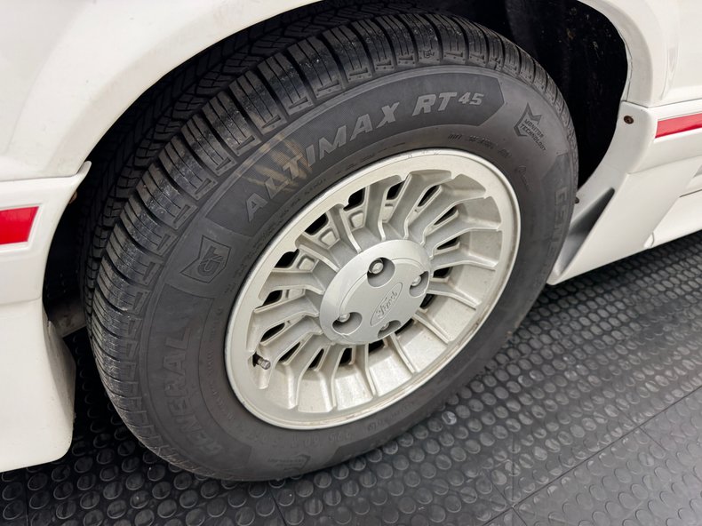 Ford-Mustang-1987-Oxford-White-Scarlet-Red-22