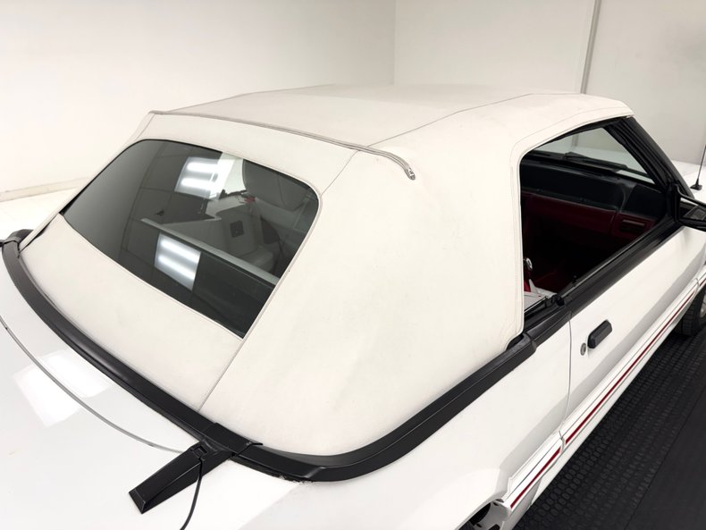 Ford-Mustang-1987-Oxford-White-Scarlet-Red-23