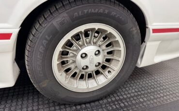 Ford-Mustang-1987-Oxford-White-Scarlet-Red-24