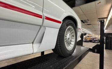 Ford-Mustang-1987-Oxford-White-Scarlet-Red-25