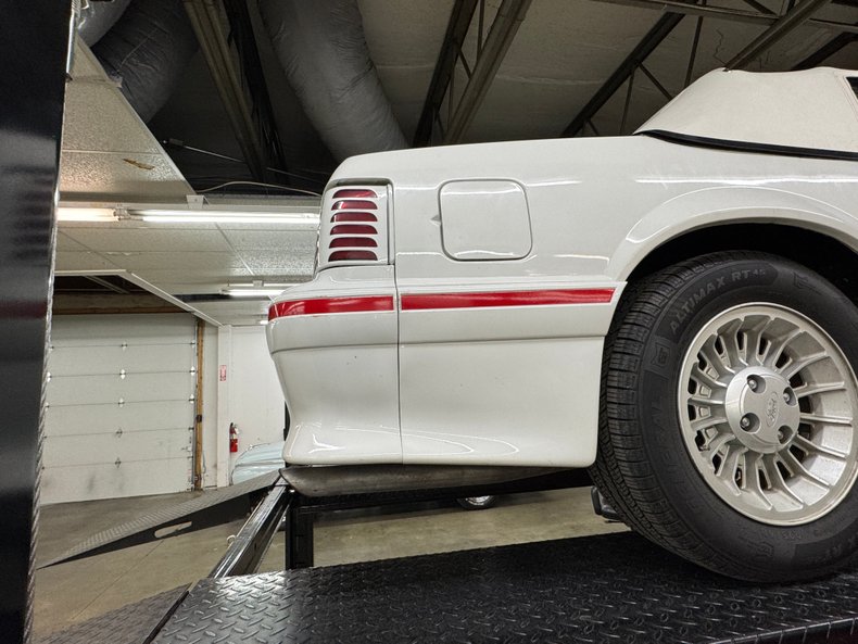 Ford-Mustang-1987-Oxford-White-Scarlet-Red-27