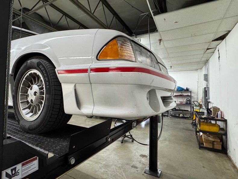 Ford-Mustang-1987-Oxford-White-Scarlet-Red-29