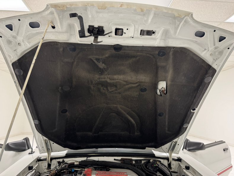 Ford-Mustang-1987-Oxford-White-Scarlet-Red-3