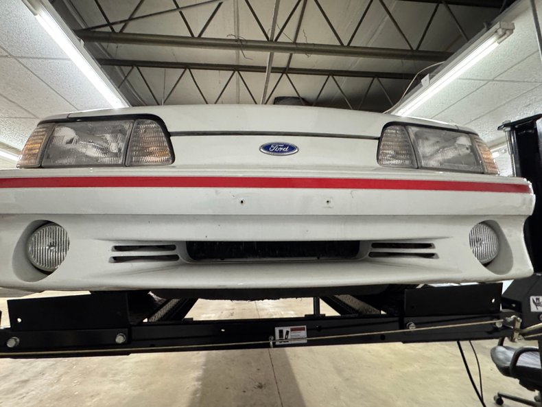 Ford-Mustang-1987-Oxford-White-Scarlet-Red-31