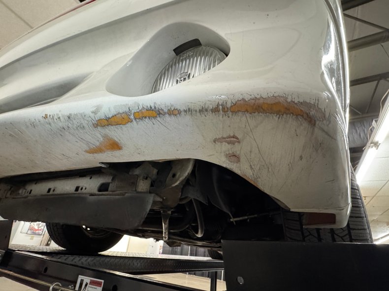 Ford-Mustang-1987-Oxford-White-Scarlet-Red-35