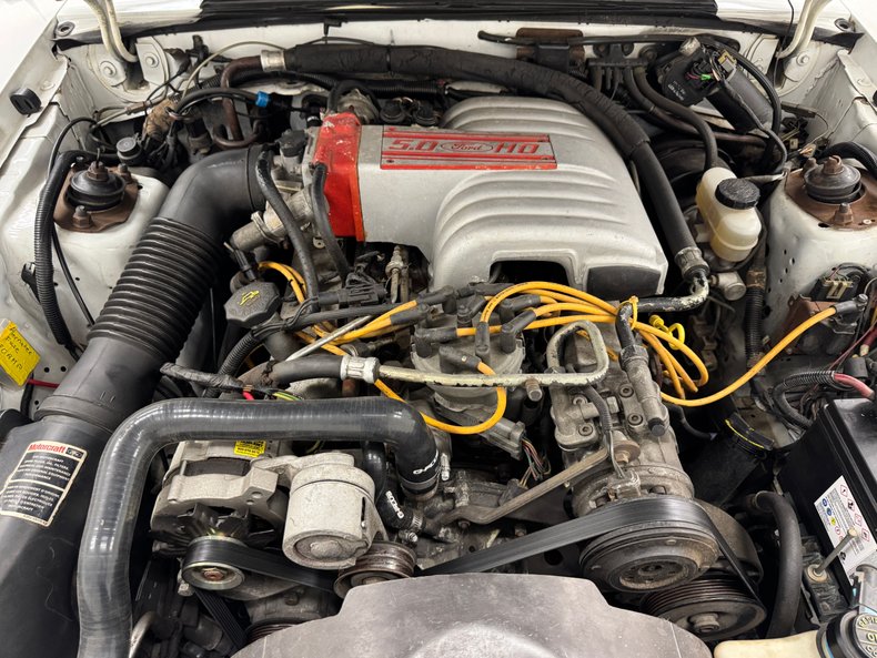 Ford-Mustang-1987-Oxford-White-Scarlet-Red-36