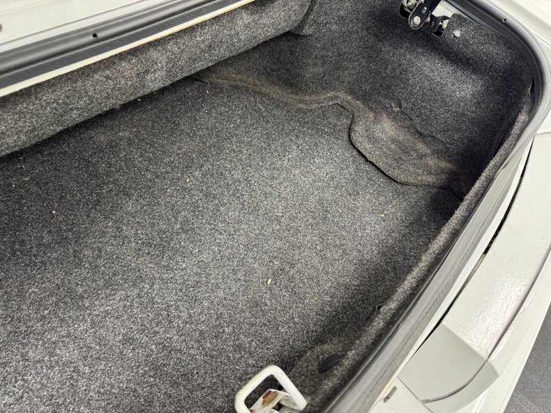 Ford-Mustang-1987-Oxford-White-Scarlet-Red-39