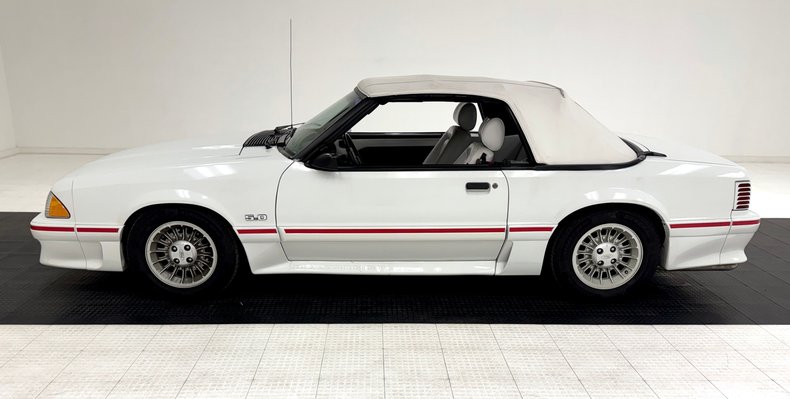 Ford-Mustang-1987-Oxford-White-Scarlet-Red-4