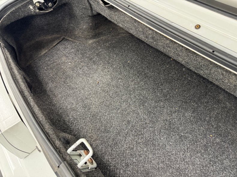 Ford-Mustang-1987-Oxford-White-Scarlet-Red-41