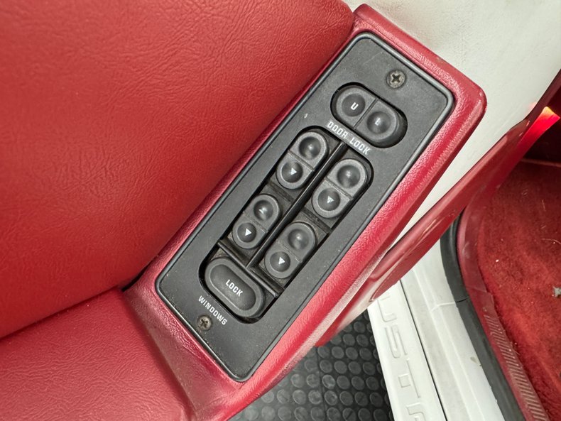 Ford-Mustang-1987-Oxford-White-Scarlet-Red-43