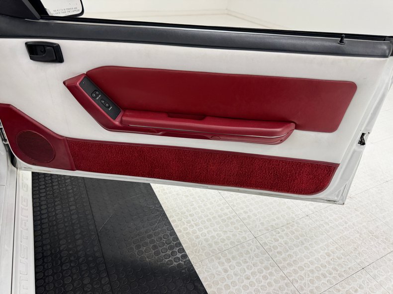 Ford-Mustang-1987-Oxford-White-Scarlet-Red-44