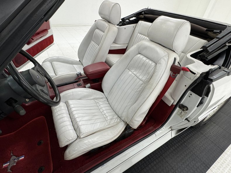 Ford-Mustang-1987-Oxford-White-Scarlet-Red-45