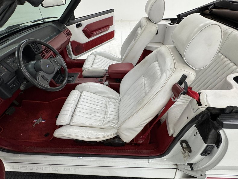 Ford-Mustang-1987-Oxford-White-Scarlet-Red-46