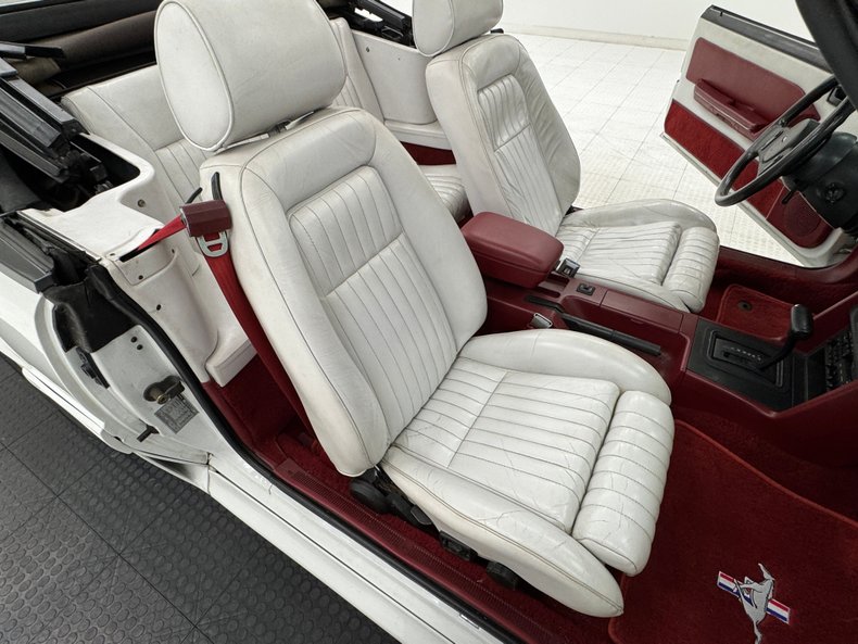 Ford-Mustang-1987-Oxford-White-Scarlet-Red-47