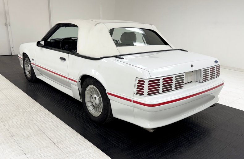Ford-Mustang-1987-Oxford-White-Scarlet-Red-6