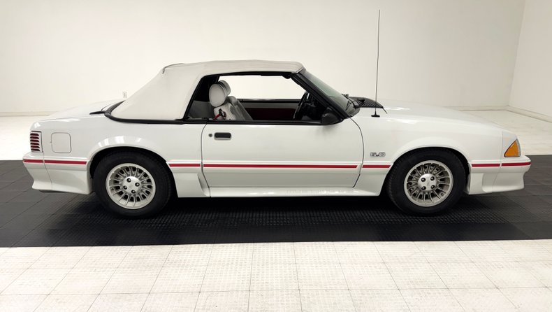 Ford-Mustang-1987-Oxford-White-Scarlet-Red-9