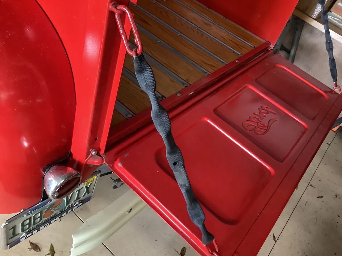 Ford-Pickup-1951-Red-Black