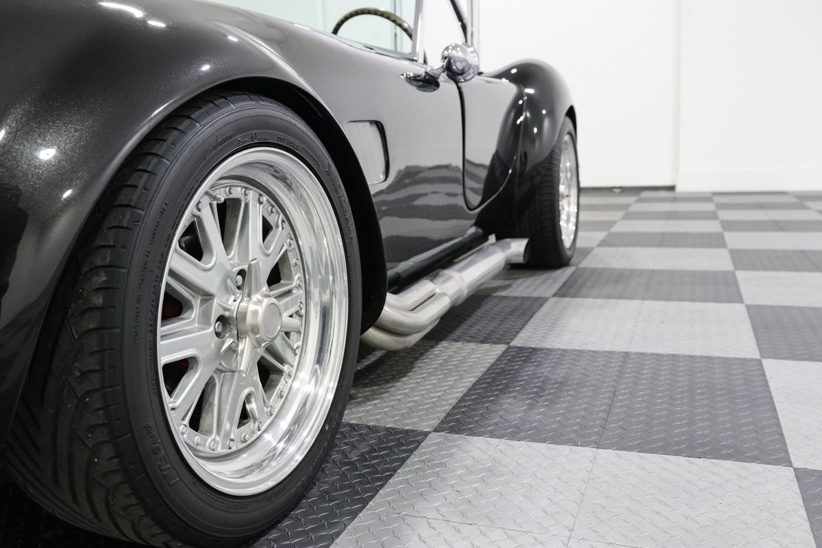 Ford-Shelby-Cobra-1966-Roadster-11