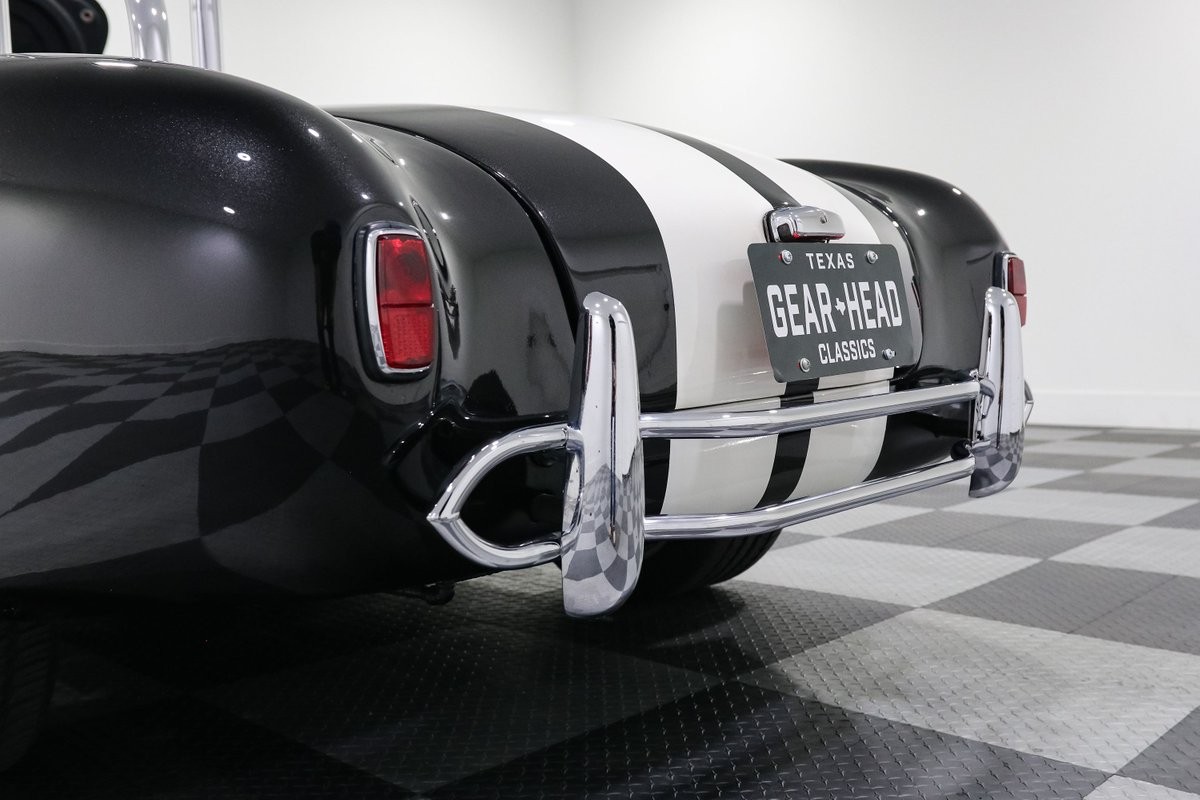 Ford-Shelby-Cobra-1966-Roadster-12