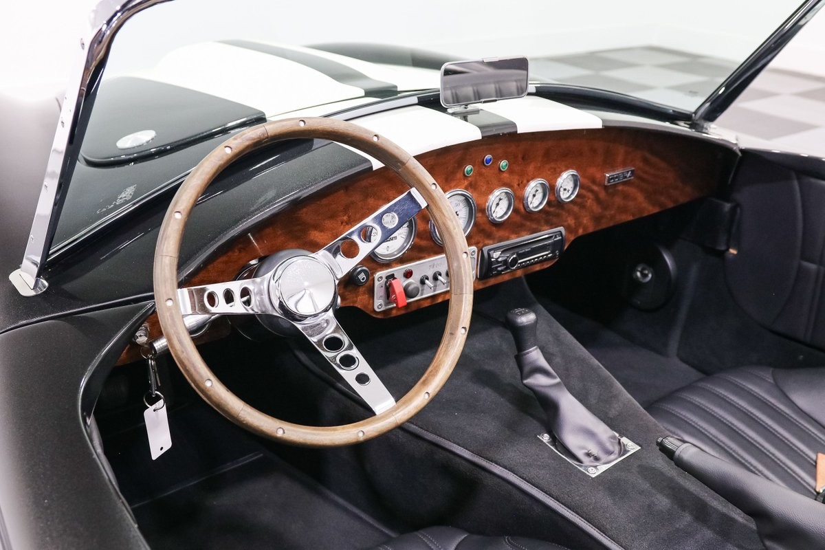 Ford-Shelby-Cobra-1966-Roadster-14